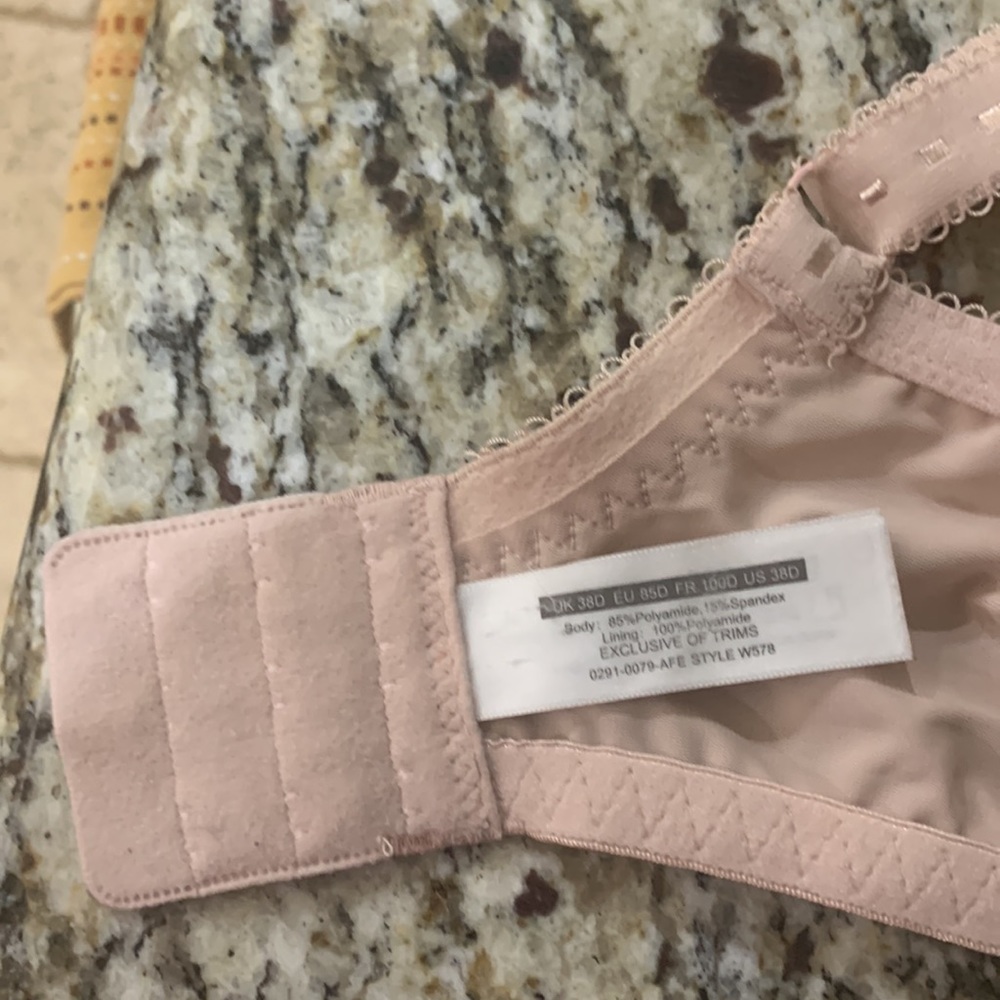 Non padded underwire 38D soft dusty pink lace bra. See photos for details. - Picture 14 of 16